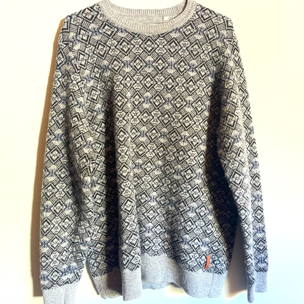 Grey crew neck sweater with rectangular print